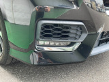【フォグライト】ヘッドライトだけでは照らすことのできない部分をワイドに照射、安全運転に寄与します。