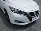 明るいLEDヘッドライト採用で夜の運転も安心です。フォグランプもついていて、霧の中でも明るい視界を確保します。