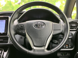 握りやすく操作しやすいステアリング。快適なドライビングポジションを実現し、長距離運転でも疲れにくい設計となっています。