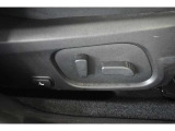 パワーシート(乗り降りから、運転席のポジション設定まで、ボタンで一つで微調整できます。高級車の必須アイテムです。)