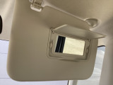 運転席サンバイザーバニティーミラー付きです。