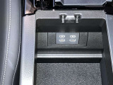スマートフォンやお手持ちの機器のバッテリー残量が少なくなっても、運転中に充電ができるので安心ですね!