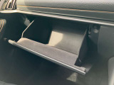 シンプルなデザインのグローブボックス。車検証などを収納しておくことが出来ます。
