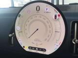 トグルスイッチを使うことにより、コクピット感を演出しております。メーターパネルも無駄な情報がなく、クラシック感のある見やすいメーターパネルで御座います。