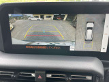 パノラミックビュー搭載。 車両の前後左右に搭載した4つのカメラにより、クルマを真上から見ているような映像を表示。 運転席から確認しにくい車両周囲の状況を把握できます。