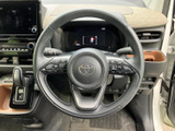握りやすいステアリング形状で、運転操作をスムーズに行えます。オーディオや通話機能など、便利な操作スイッチも搭載。快適なドライビングをサポートします。