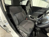内装工程では、中古車を気持ちよくお乗りいただけるよう清掃しています。ニオイの元となるフロアカーペットまで洗浄・消臭済み?