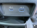 USB端子がタイプAとタイプCの二種類付いています!機器の充電だけではなく、ナビに接続することも可能なので、ポータブルオーディオなどを充電しつつ音楽を楽しんでいただくことも可能です。