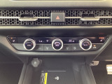 運転席・助手席、それぞれで温度調節が可能なオートエアコンです。シートヒーター付きなので、寒い日も快適です。