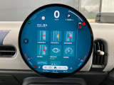 円形有機ELセンターディスプレイ、ミュージックサーバー、Bluetooth、ハンズフリーフォン付。