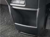 【センターロアボックス】インパネ中央の下部には、ごみ箱としても使用する事ができるセンターロアボックスが装備。