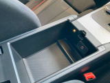 アームレストを上げると収納スペースとUSB電源があります。USBメモリ等を接続すると、車両側で音楽データを再生することができます。※非対応のものも有