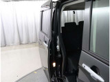 両側パワースライドドア付きだから、狭い駐車スペースなどでの 乗り降りラクラク!小さなお子さまのいるご家庭には嬉しい装備。