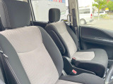 運転席まわりには十分なスペースがあり、大柄な方でもゆったり運転していただける環境です。
