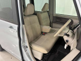 運転席と助手席です。クリーニング専門のスタッフにより隅々まできれいに仕上げております。乗り出しから気持ちよくお使いいただけます。