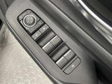 全席に電動パワーウインドウを装備。乗員それぞれが快適に操作できます。