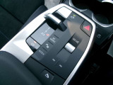 コンパクトに設計された電子式シフトレバーを採用。軽い操作でスムーズにギアチェンができ、モダンで洗練されたデザインがセンタコンソールに上質な印象を与えます