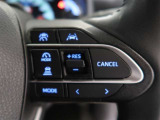 クルーズコントロール機能付きです。走行中に先行車の様子を検知しながら、設定した車速の範囲内で先行車との距離のキープを支援します。詳細は販売店スタッフまでおたずねください。