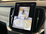 リアカメラによる後方の確認だけでなく、真上から見下ろすバードアイ映像を映し出す360&deg;ビューカメラで、自車周辺の詳細な状況を確認できます。見通しが悪く狭い場所で車を取り回す際には心強い味方となります。