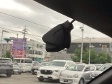 リア側ドライブレコーダー。運転中の映像・音声などを記録して、交通事故やトラブルが起きた時の正確な状況把握に役立つドライブレコーダーが装着されています。