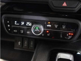 【オートエアコン】温度を設定すれば自動で快適な車内温度を保ちます。エアコン内部の高性能脱臭フィルターで車内のアレルゲンや花粉を除去。