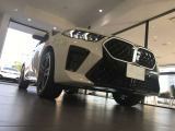 BMWはダウンフォースにより、車両を安定させるため、車の底は平らな造りとなっております。BMWの走行性能に対するこだわりはこういったところにも御座います。