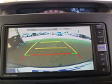 バックガイドモニターで、後方を確認しながら安心して駐車することができます。運転初心者も熟練者も必須の機能ですよ!