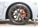 純正のアルミホイールが足元を飾ります!タイヤサイズは 265/30ZR19 となります。