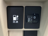 急速充電時は、車内の専用スイッチを操作することで充電口の蓋が開く仕組みです。車内からの操作に限定することで、誤接続や差し間違いを防ぐ安全性の高い設計となっています。
