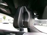 日本仕様のBMWではルームミラー内蔵型のETC車載器を採用しているので、後からつける必要がありません。