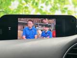 停車中にテレビや映像コンテンツをお楽しみいただけます。長距離移動も、より快適に過ごせる便利な機能です。ご家族や友人と共に、楽しい時間をお過ごしください。