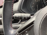 レバーをAUTOの位置にしているとき、レインセンサーが雨を感知すると、雨量に応じてワイパーが自動で作動してくれるオートワイパーを装備!設定変更で非作動にすると、間欠作動に固定されます。