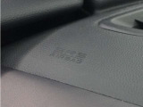 ◆助手席エアバッグ◆SRSエアバッグは、シートベルトだけでは防ぎきれない衝突時の衝撃から乗員を守るための安全装置。衝突時に瞬時に膨らみ、頭部や胸部がダッシュボードに直接衝突するのを防ぎます。