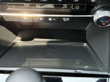 奥にはワイヤレス充電が。エンジン稼働中にQi規格に対応したスマートフォンなどを置くだけで充電できます!