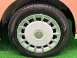 キュートな2トーンカラードフルホイールキャップ 安心のフロントベンチレーティドディスクブレーキ。