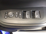運転席のスイッチで全てのウィンドウの開閉操作を行うことができます。ロックボタンをONにしておくと、運転席以外のウィンドウは作動しないのでお子様を乗せているときなども安心ですね♪