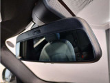 MINIではルームミラーの裏側にETCの車載器が内蔵されており、別途で車載器の購入必要なしで非常にスマート。皆様が驚かれるポイントのでもあります