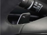 ◆減速セレクター◆ステアリングホイールの左右に取り付けられた2つのパドルスイッチで減速の強さを調整。 左側の「-」を操作すると減速を強く、右側の「+」を操作すると減速を弱くすることができます。