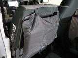 座席を倒して荷物を積めるようにお使いいただくように、助手席後ろには助手席用のヘッドレスト入れがあります。