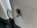 運転席背面に小さな物掛けフックがございます!