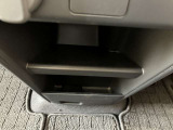充電するのに便利なスマホトレー、センターロアーボックスです。