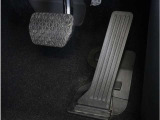 【オルガン式アクセルペダル】 かかとがずれにくく、アクセルペダルがコントロールしやすくなります。また運転時の疲労を軽減し、とっさのときの踏み間違いも起きにくくなります。