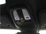 ルーフにあるボタンは、車両が始動しない場合、パンクした場合、または事故に遭った場合などの緊急時に支援の要請に使用できるため、安心感を高めることができます。
