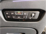運転中にもオーディオの音量やFMの切り替えなどステアリングでの操作で切り替え可能なため、ステアリングから手を放す必要がない為、運転中でも操作が簡単でございます。