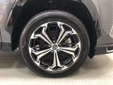 PHV専用19インチアルミホイール(235/55R19)装着です。