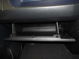 車検証などの収納に便利なグローブボックスです。