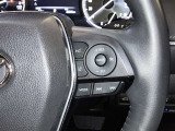 レーダークルーズコントロール(全車速追従機能付)付きです。車速に応じて追従支援してくれるので、ロングドライブも快適です。詳細は販売店スタッフまでおたずねください。