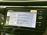目的地設定や周辺施設検索など、多彩な機能を備えたナビゲーションシステム。スムーズな操作で快適なドライブをサポートします。詳細な地図表示で運転をアシスト。