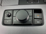 純正ナビ♪手元を見ずに操作できるコマンダーコントロールや、音声認識機能、視線移動の少ないセンターディスプレイにより、運転に集中して安全に走りをお楽しみ頂けます。Bluetooth/AUX/USB対応♪