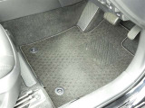 フロアマットも綺麗にクリーニングされています。尚、臭い・汚れ等には個人差がございますので、必ず現車確認下さいませ。
